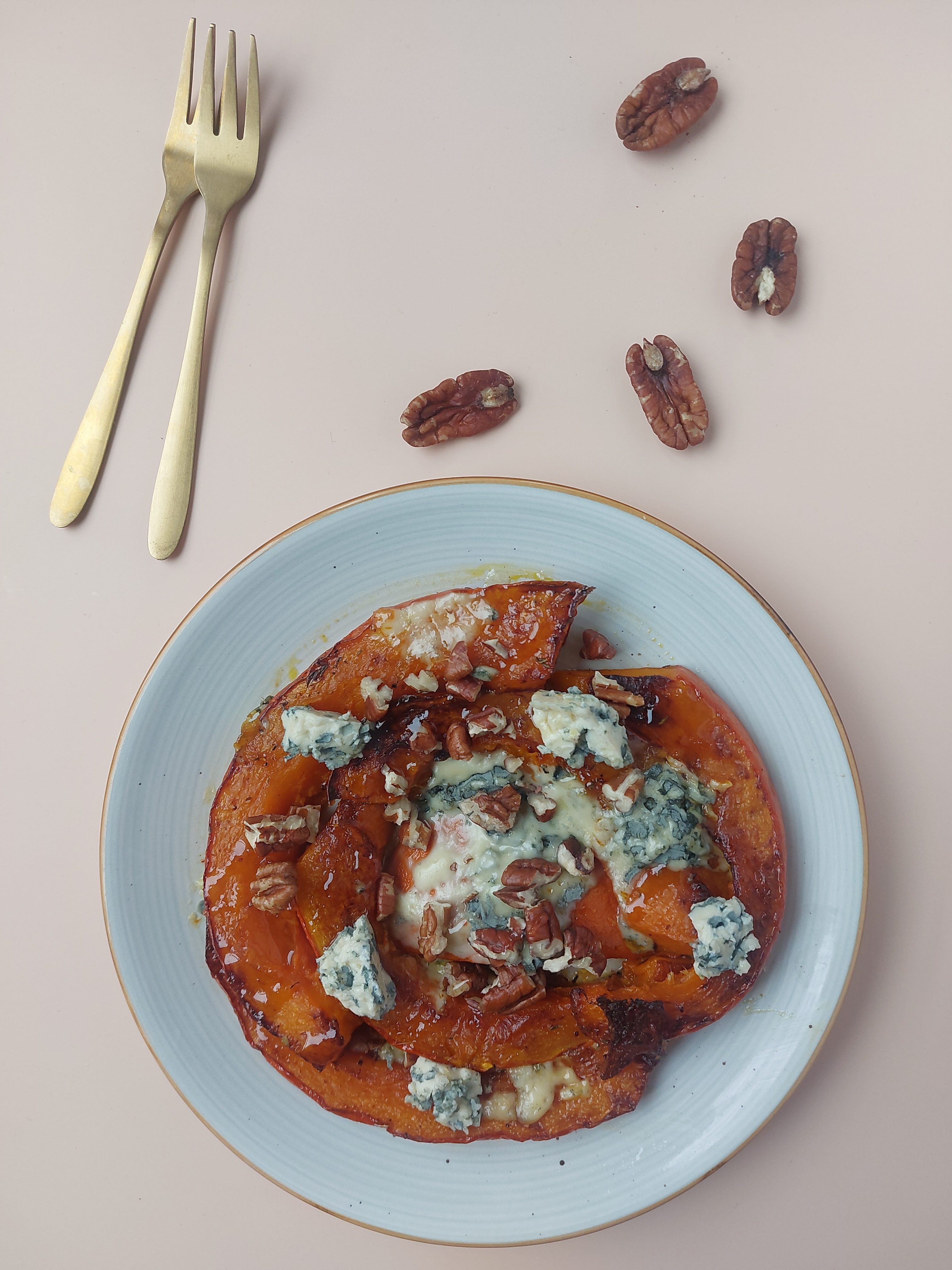 Potimarron rôti au four au fromage bleu, miel et noix de pécan